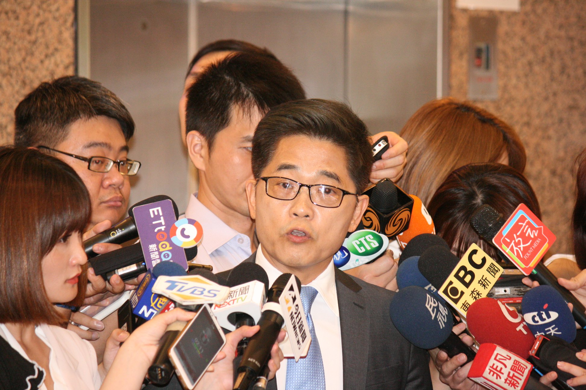 國民黨籍前台東縣長黃健庭接受提名為監察院副院長遭國民黨停權處分，黃健庭臨時舉行記者會，盼提名案能得到國民黨的祝福，否則寧可退出提名。（劉玉秋 攝）