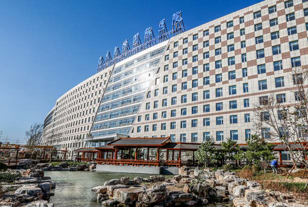 北京大學國際醫院18日報告一例確診病例，是該院急診科護士，這家醫院隨即採取封閉管理。(圖：百度百科)
