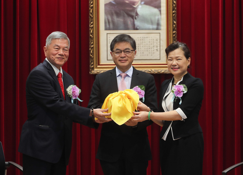 經濟部20日上午舉行部長交接暨感恩歡送會，在行政院秘書長李孟諺（中）監交下，升任行政院副院長的現任經濟部長沈榮津（左）將印信交給新任經濟部長王美花（右）。(圖：中央社)