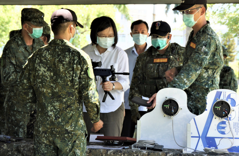 端午節將屆，總統蔡英文（中）20日視導位於高雄市鳳山區的陸軍步兵訓練指揮部戰鬥訓練，感謝官兵保衛國家辛勞。(圖：中央社)
