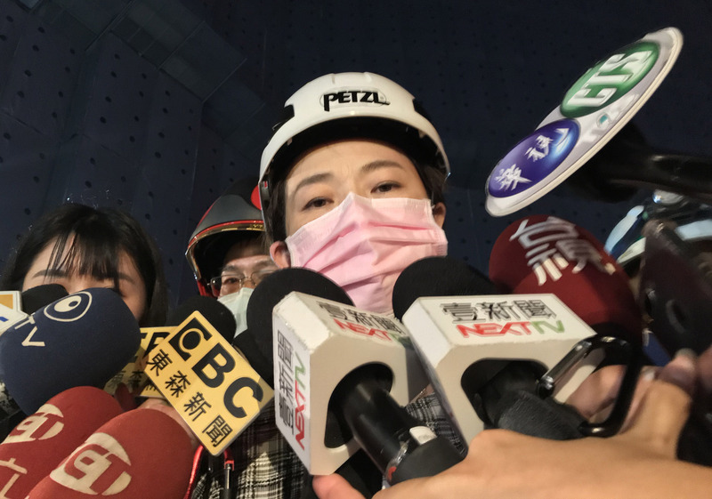 位於台北市八德路上的京華城工地20日下午發生坍塌意外，造成邱姓工人遭活埋，台北市副市長黃珊珊（中）晚間7時許抵達現場了解狀況，受訪時強調已勒令工地停工，在未達到工地安全防護前絕對不可施工。(圖：中央社)