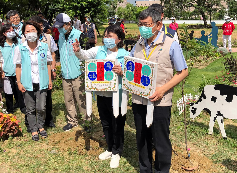 台北市長柯文哲（右）21日與台北市府團隊南下嘉義市進行市政交流，並與嘉義市長黃敏惠（右2）一起種平地蘋果樹，意喻台北、嘉義雙城平安。