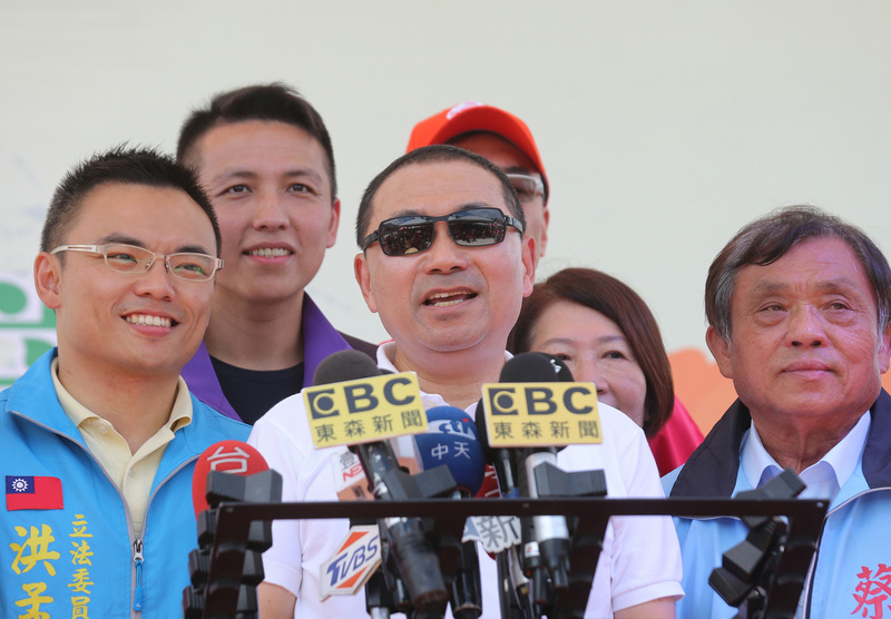 前台東縣長黃健庭及前水利署長陳伸賢婉謝監察委員提名，新北市長侯友宜（中）對兩人退出表示「非常惋惜」，他表示，凡是替國家人民社會做事，永遠是超越黨派，不需用黨派的對立和衝突來論斷事情，人選適不適合這個位置，大家可公開比較。