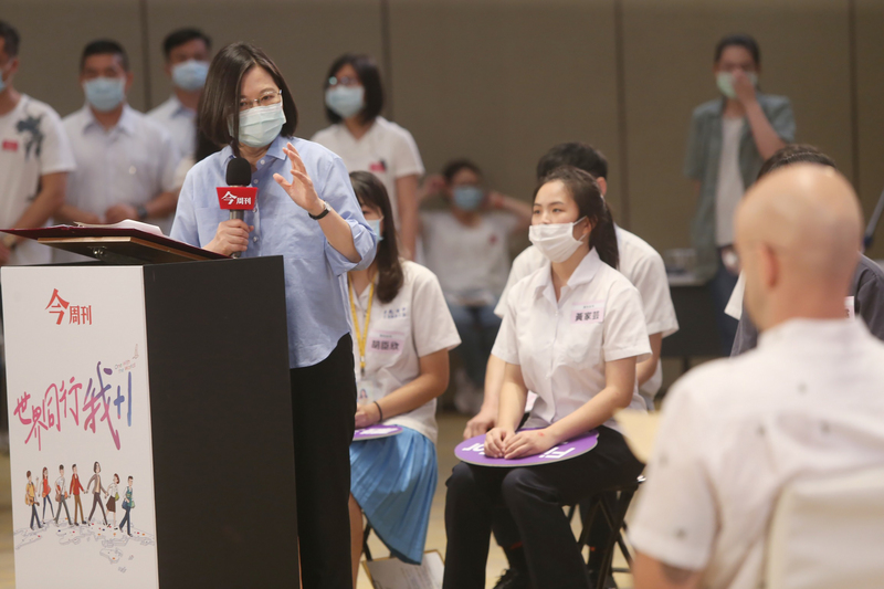 總統蔡英文（前左）21日在華南銀行總行大樓國際會議中心，出席「小英總統與高中生面對面論壇」活動，致詞勉勵高中學生。(圖：中央社)