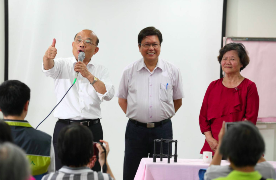 前新北市副市長陳伸賢（中）宣佈退出監委提名。圖為陳伸賢副市長任內陪同當時的新北市長參選人蘇貞昌拜訪情形。（民報提供）