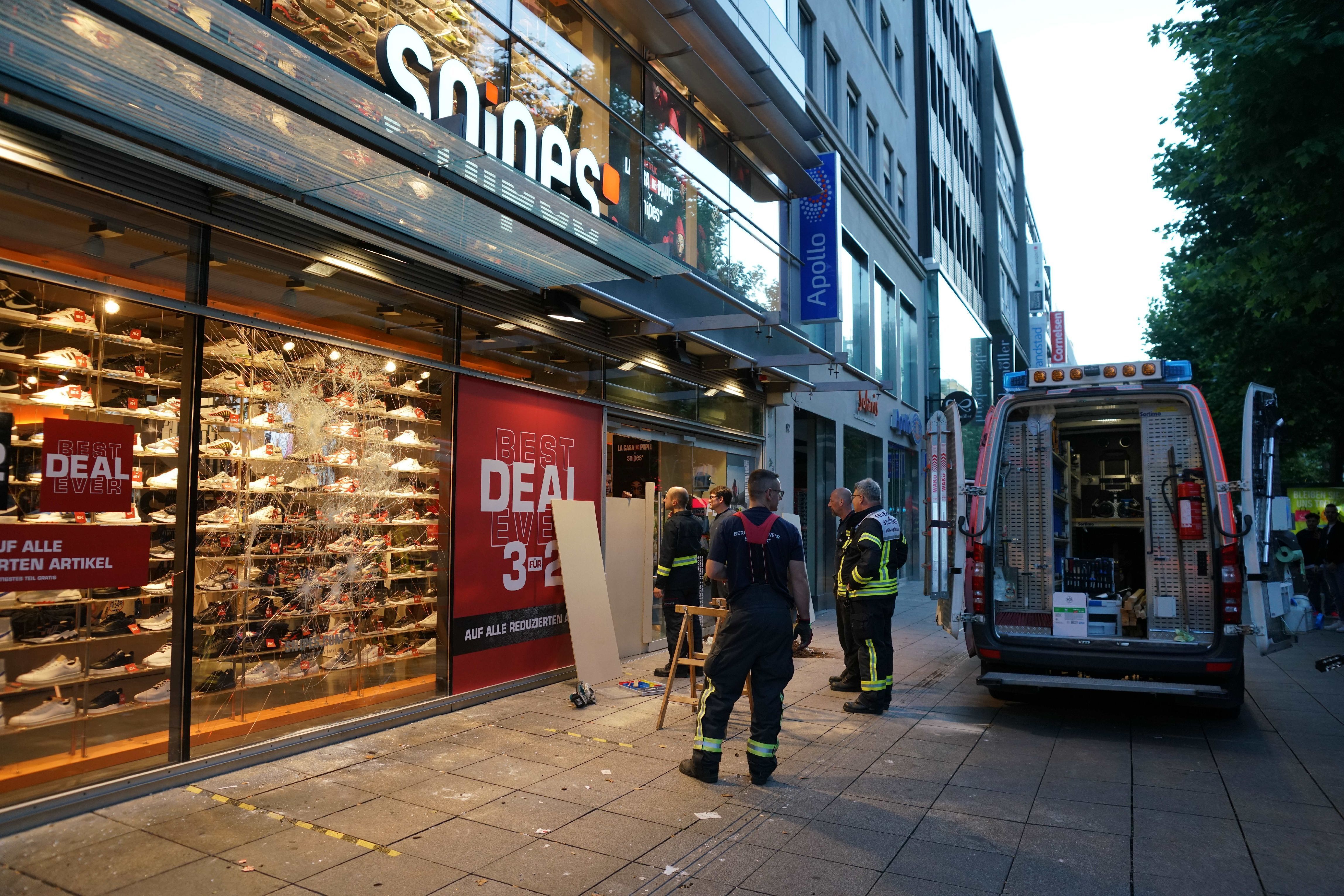 德國城市斯圖加特(Stuttgart)市中心21日清晨發生數百人在街頭的暴亂事件，店家遭搶。圖為在騷亂後，相關位清理現場。(美聯社/達志影像)