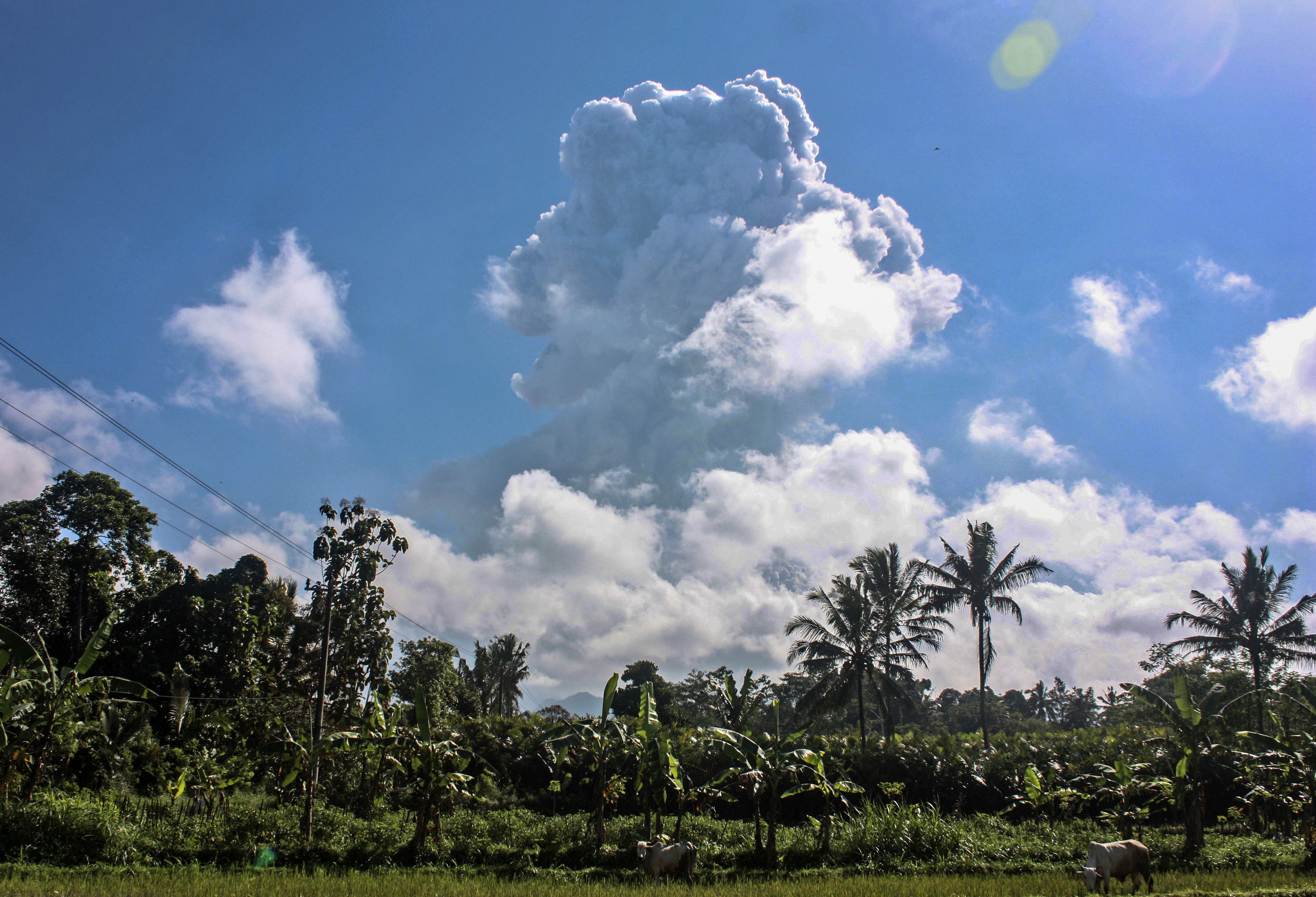 印尼梅拉比火山(Mount Merapi)21日噴發兩次，向空中噴出高達6千公尺的火山灰雲。(美聯社/達志影像)