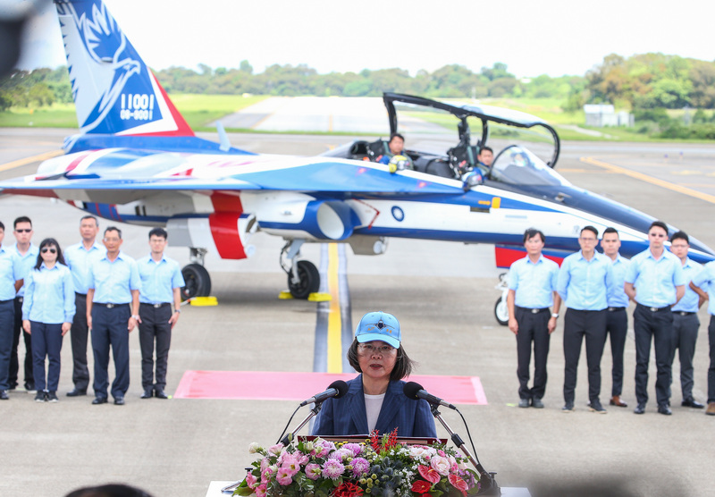 國機國造、首架勇鷹新式高教機去年9月在台中漢翔公司正式出廠，歷經近一年動態、靜態測試後，22日上午在台中清泉崗舉辦正式首飛典禮；總統蔡英文（前中）前往視導，並在勇鷹前致詞、慰勉。(圖：中央社)