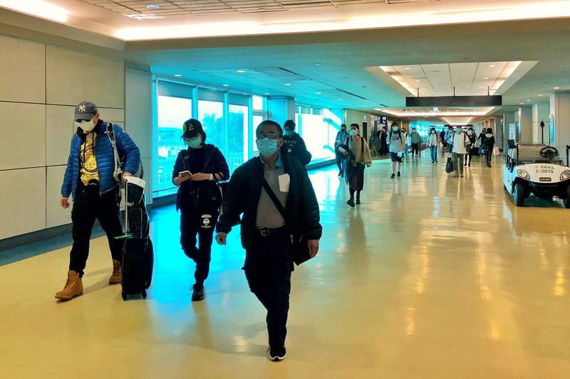 日籍女學生疑似在台染疫，指揮中心傍晚說明。圖為桃機旅客。（中央社）