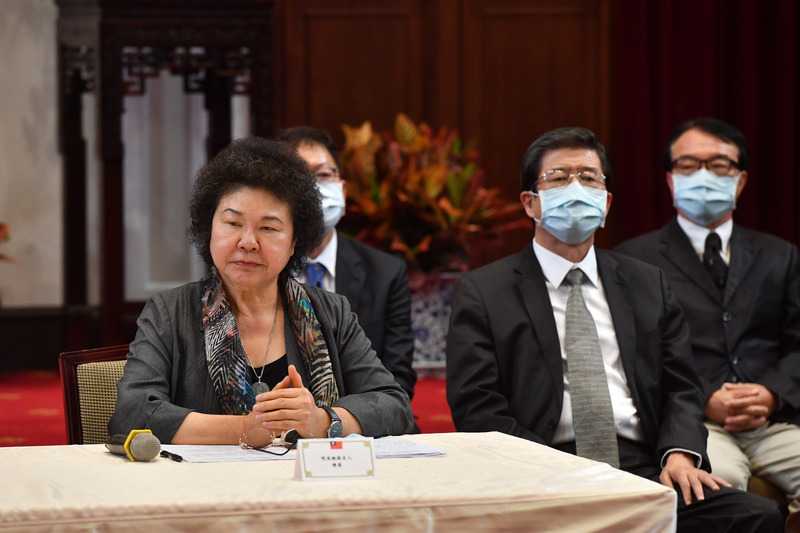 總統府22日下午舉行監察院第6屆監察委員提名記者會，宣布由前總統府秘書長陳菊（前）出任監察院長兼第一屆國家人權委員會主任委員，陳菊表示，監察院必須超越黨派，因此她將辭去所有政黨職務，退出政黨。(圖：中央社)