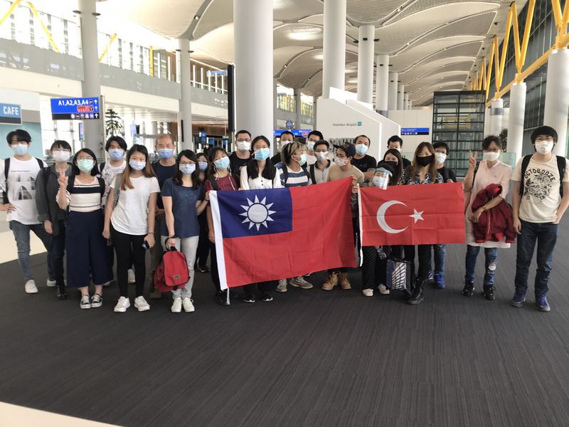 28位台灣民眾22日從伊斯坦堡出發，途經卡達首都杜哈及香港，將於23日晚間抵台。圖為其中部分民眾抵伊斯坦堡機場後合照。（胡雲凱提供/中央社）