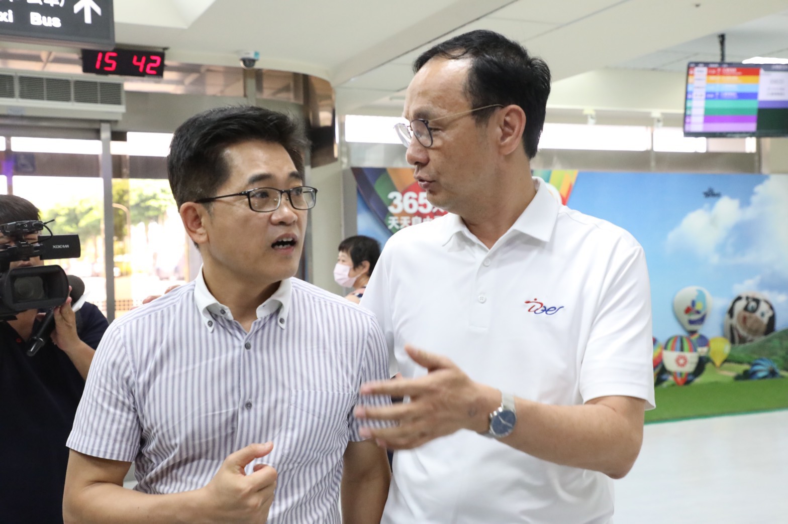 總統府22日公布監察委員提名名單，但是婉謝提名的國民黨台東縣前縣長黃健庭和前新北市副市長陳伸賢的空缺暫時保留，待之後再提名。黃健庭在台東受訪時表示，他已經說得很清楚，沒有轉圜空間，過去就過去了。(朱立倫辦公室提供)