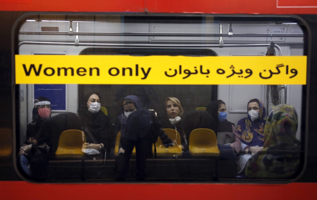 圖為伊朗地鐵女性專用車廂。 (AFP)