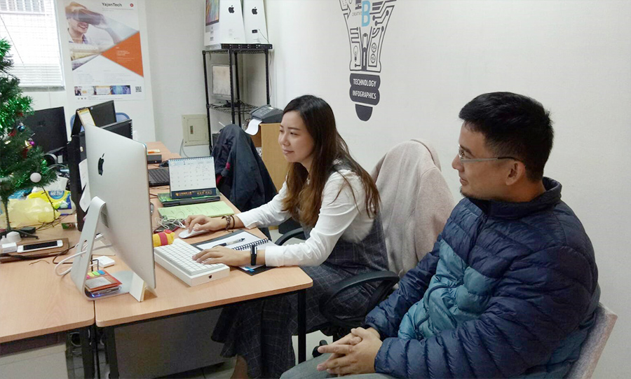 勞動部加碼青年就業旗艦計畫，圖為學員在職場導師的教導下，學習UI美術設計。（發展署提供）