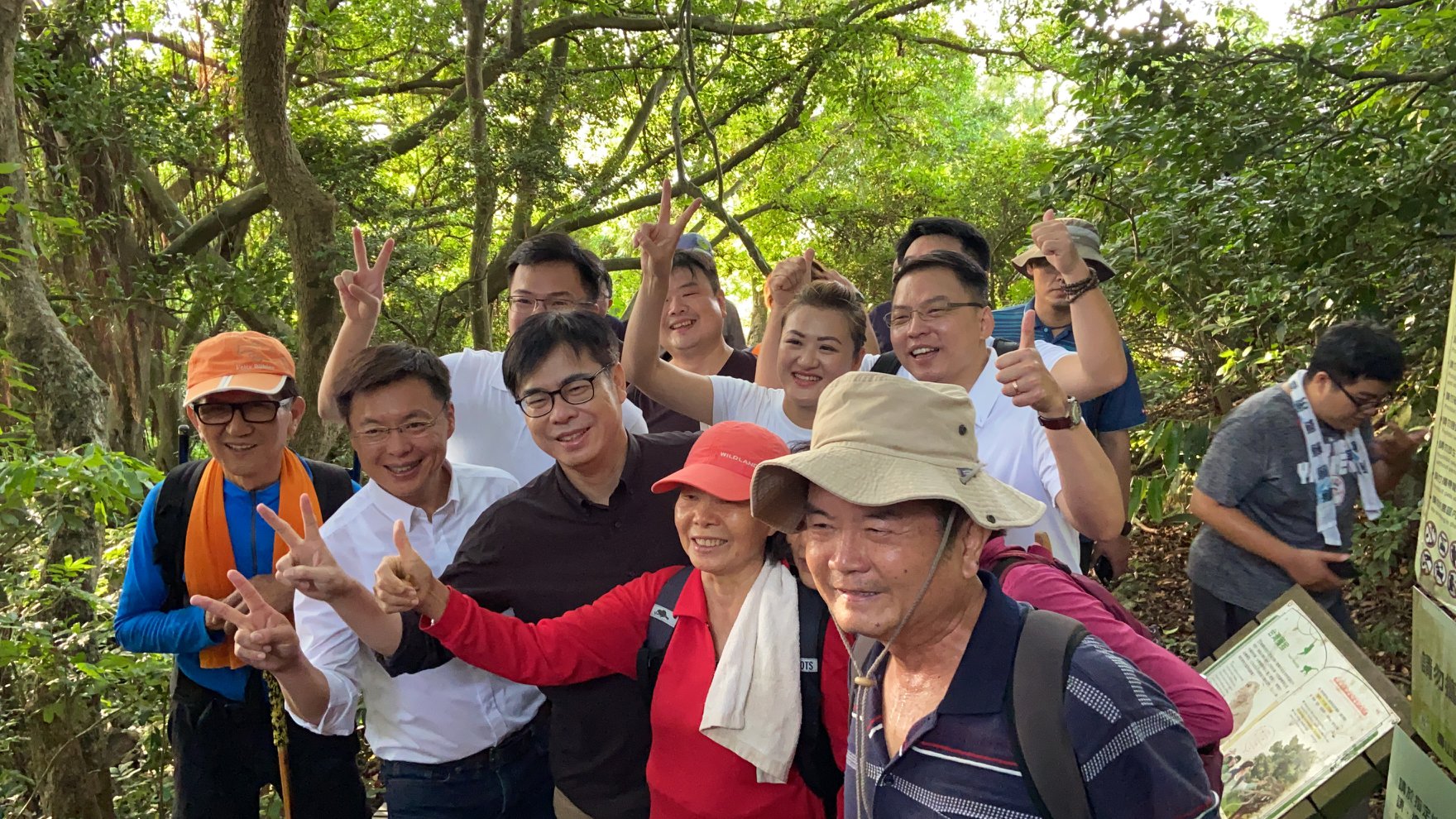 民進黨高雄市長參選人陳其邁22日公布競總人事，並邀請發言人群一起爬山。（圖：陳其邁競選團隊提供）