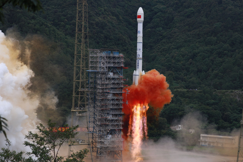 中國西昌衛星發射中心23日成功發射北斗三號衛星導航系統最後一顆全球組網衛星（圖），成為繼美國之後，第二個擁有全球衛星定位系統的國家。（中新社提供）