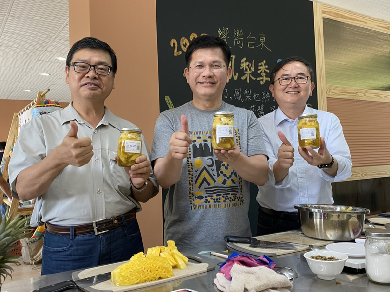 交通部長林佳龍（中）23日到台東，在交通部觀光局長張錫聰（左）及民進黨立委劉櫂豪（右）陪同下，體驗製作鳳梨醬。(圖：中央社)