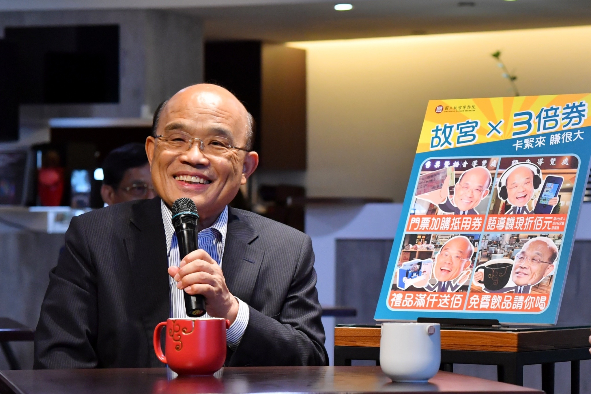 行政院長蘇貞昌23日遊覽故宮，示範如何使用三倍券消費，折扣優惠拿不完。(行政院提供)