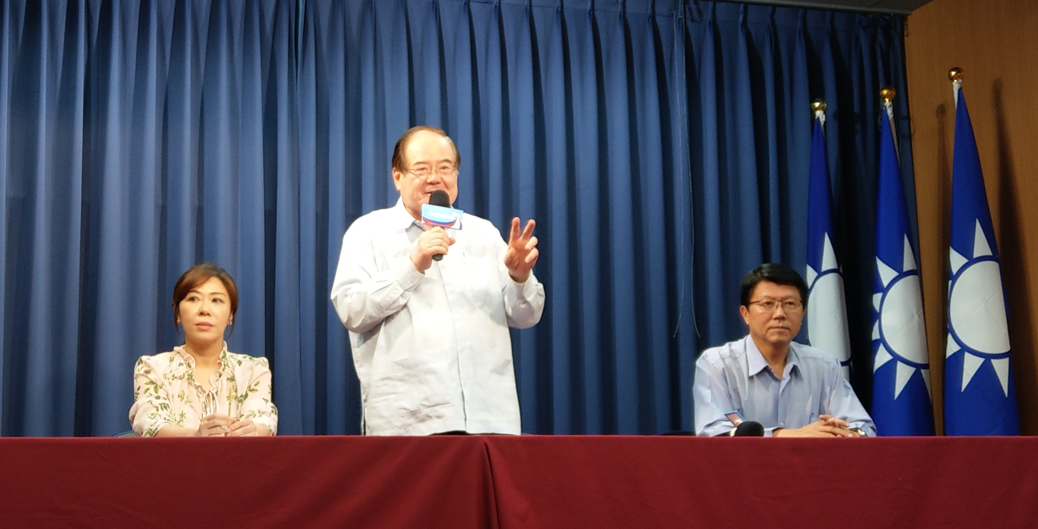 國民黨秘書長李乾隆23日宣布徵召高雄市議員李眉蓁出戰高雄市長補選。(劉品希 攝)