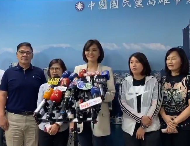 國民黨高雄市議員李眉蓁23日晚間舉行記者會表示，她是國民黨有史以來提名最年輕的候選人，她相信高雄人願意給國民黨新生代一個機會。(圖擷自李眉蓁臉書直播)