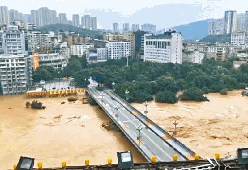 中國長江流域豪雨不斷，防洪情勢嚴峻。(圖：擷自網路影片)