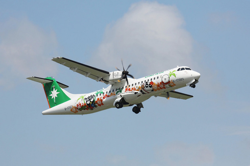 立榮航空一架執行高雄到東沙的軍包任務班機15日飛往東沙途中，遭香港飛航情報區拒絕進入。（立榮航空提供）
