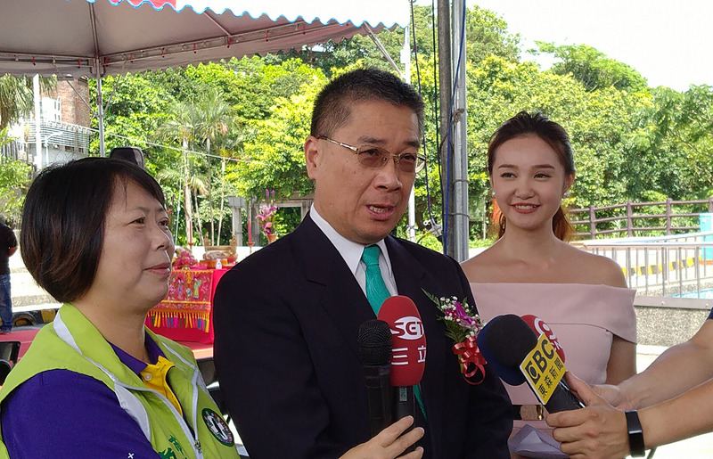 內政部長徐國勇（中）24日到基隆出席「希望之丘山城社區通廊系統建構計畫」開工典禮，面對媒體詢問釣魚台議題表示，「那是我們的主權，一定會堅守」。(圖：中央社)