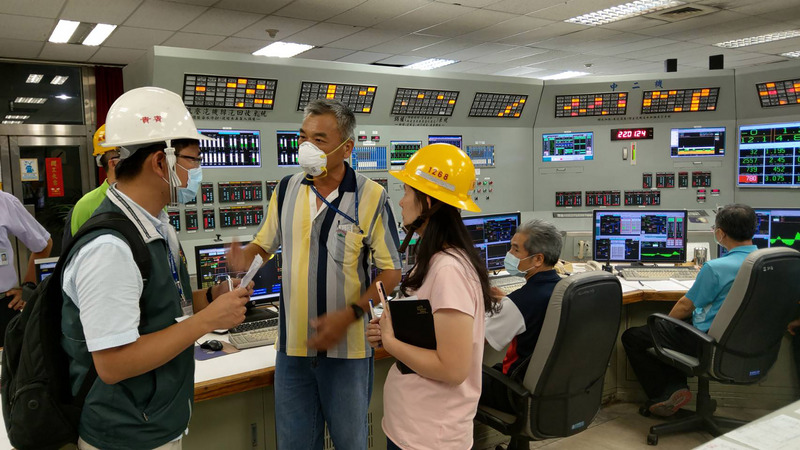 台電台中電廠2號機24日晚間點火加入供電行列，台中市政府派員前往稽查，確認2號機啟用，認定台電違反空污法規定，當場勒令停工。（台中市政府提供）