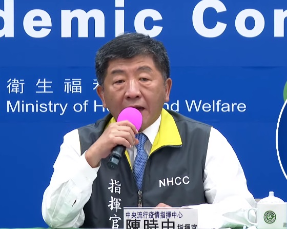 指揮官陳時中表示，目前已知個案是一名今年2月入境台灣的日本籍20多歲女性，她是在南部就學，在台期間多於南部地區活動，上週搭機返回日本時，於入境採檢時檢出陽性。(圖擷自YouTube)