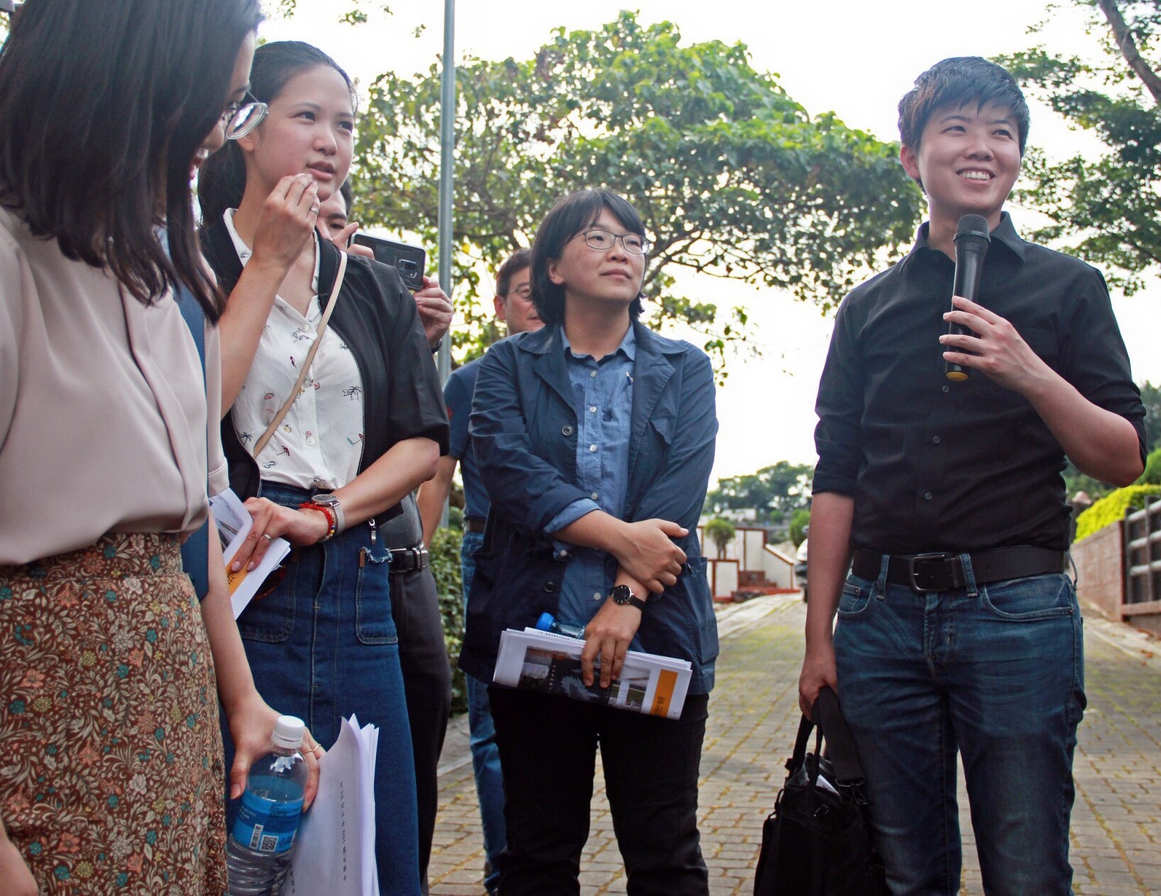 促轉會副主委葉虹靈23日與台北市議員共同視察台北市六張犁墓園。(圖：促轉會臉書)