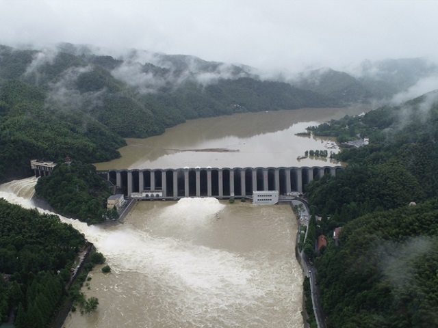 長江流域連日暴雨，長江水利委員會更緊急發出預警，提醒今年第一波洪水即將形成。圖為中國長江流域附近省分水庫水位急漲。(圖取自微博)