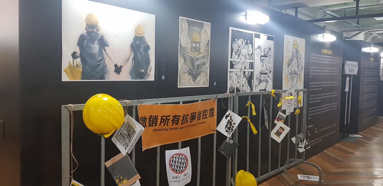 受到港版國安法影響，反送中相關書籍也要轉給台灣書商出版。圖為「反抗的畫筆－香港反送中運動週年圖像展」，重現香港地鐵葵芳站的地下道場景。(江昭倫 攝)