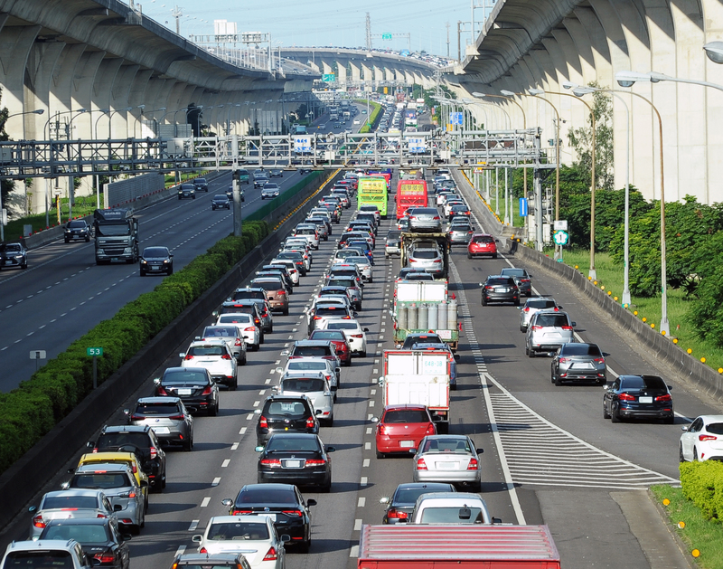 端午連假首日，一早6點開始，中山高桃園路段與五楊高架南下車道湧現車潮，一度壅塞，行車速度大約為20公里，車輛龜速前進。(圖:中央社)