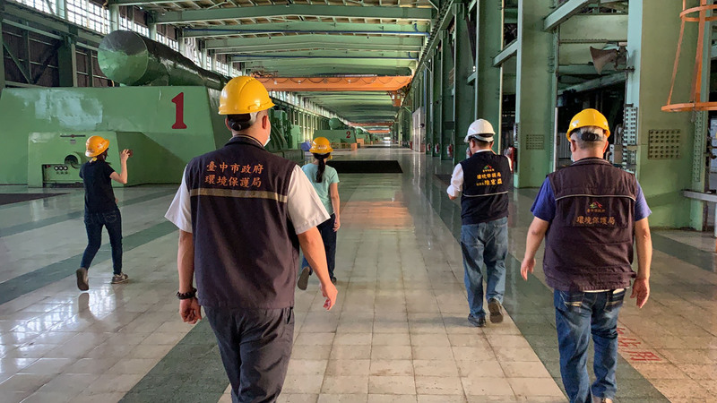 中火2號機25日下午進行燃煤投料，併聯發電，台中市環保局率隊稽查，確認燃煤事實，將依空污法函送下令的負責人法辦，並二次開罰。（台中市政府提供）