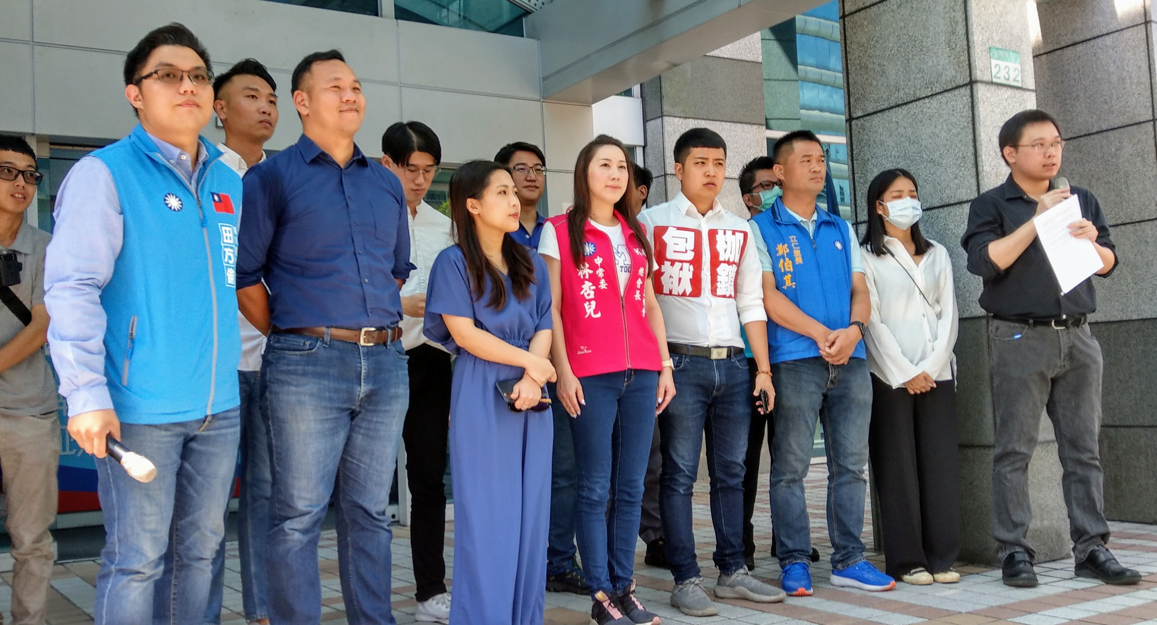 國民黨改革委員會青年組成員25日舉行記者會，呼籲黨內不要再虛耗討論九二共識的存廢。(劉品希 攝)