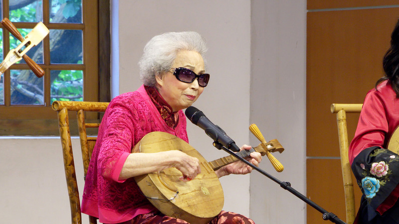 公視台語台節目「寶島大舞台」，邀請說唱國寶楊秀卿（圖）重現當年走唱賣藥橋段，但她擔心表演賣藥會被罰錢，直到公視台語台台長呂東熹掛保證付罰單才安心上場。（公視台語台提供）