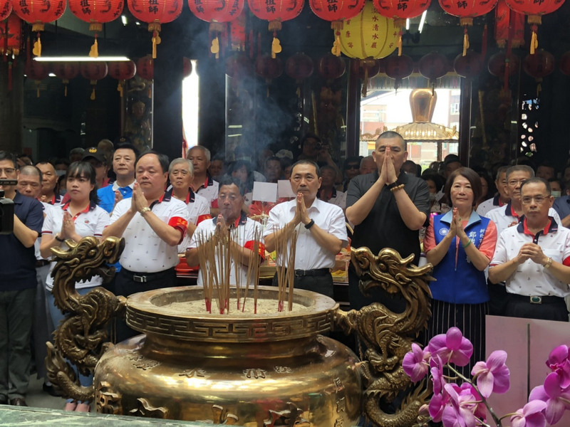 新北市長侯友宜（前排右4）26日出席淡水清水巖捐贈新北市消防局淡水分隊救護車典禮，並入廟參拜。