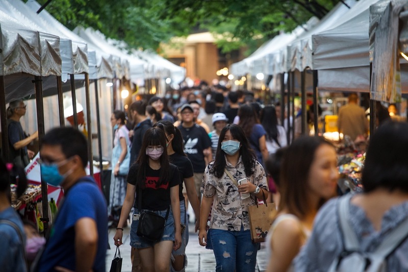 針對武漢肺炎 ，專家說，在戶外仍有感染的風險，因此建議戴上口罩，有利無害。(資料照片/中央社)