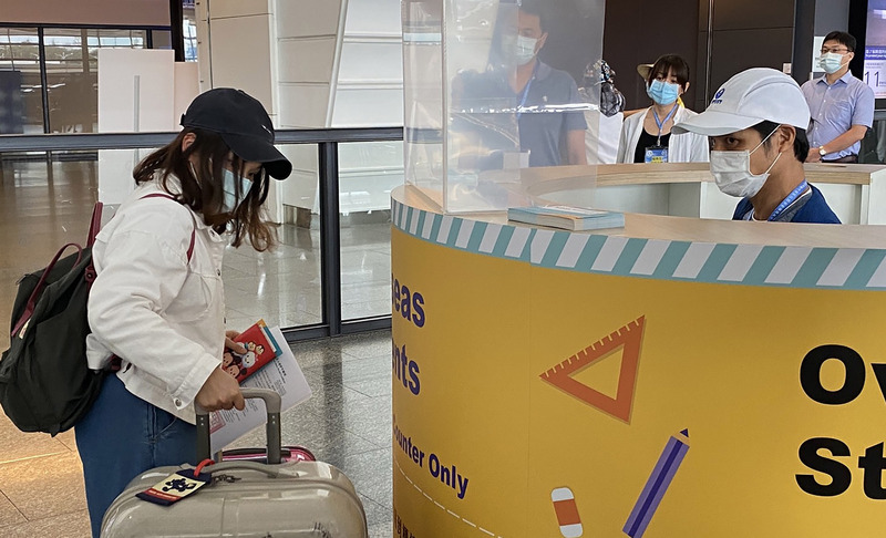 首批學生26日下午飛抵桃園機場，明天預計有4名境外生抵台。（圖：中央社）