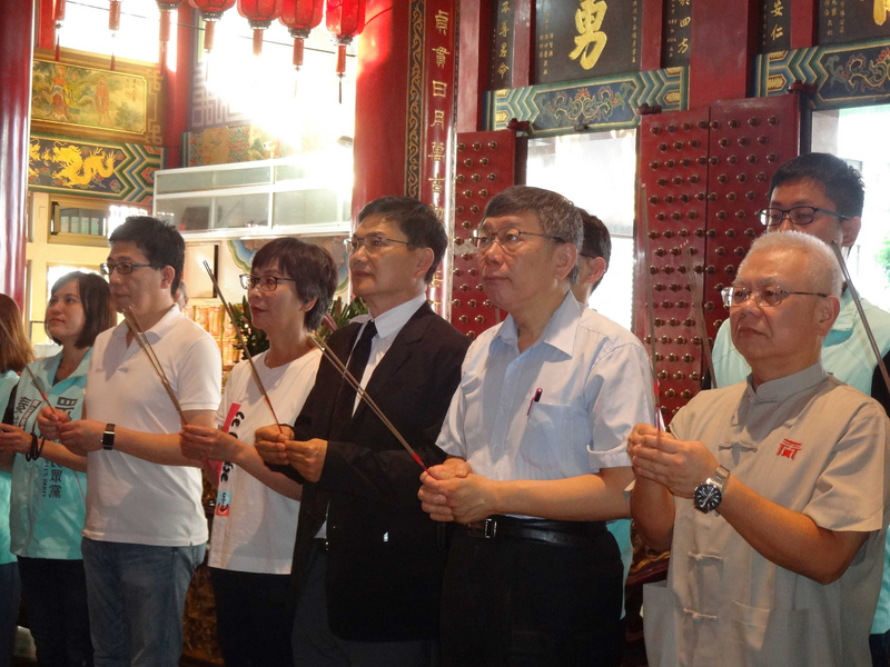 民眾黨主席柯文哲（前右2）27日上午偕同高雄市長補選參選人吳益政（前右3）等到高雄武廟參拜祈福，推薦吳益政是市長補選最佳參選人。(圖：中央社)