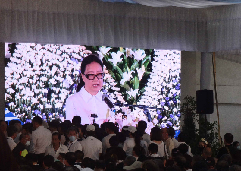 墜樓身亡的高雄市議長許崑源告別式27日在市立殯儀館舉行，多名政商界人士出席追悼，許崑源遺孀林絲娛致謝各界。(圖：中央社)