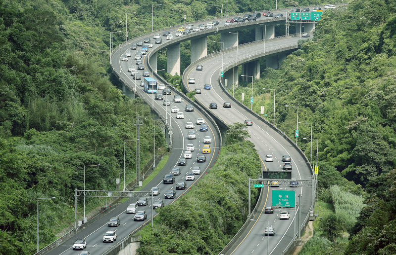 假期接近尾聲，國道5號下午3時後，北向頭城至坪林路段車流量明顯增加。(圖:中央社)