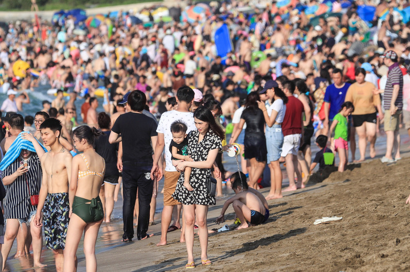 圖為北海岸白沙灣沙灘滿是戲水民眾。(資料照片/CNA)