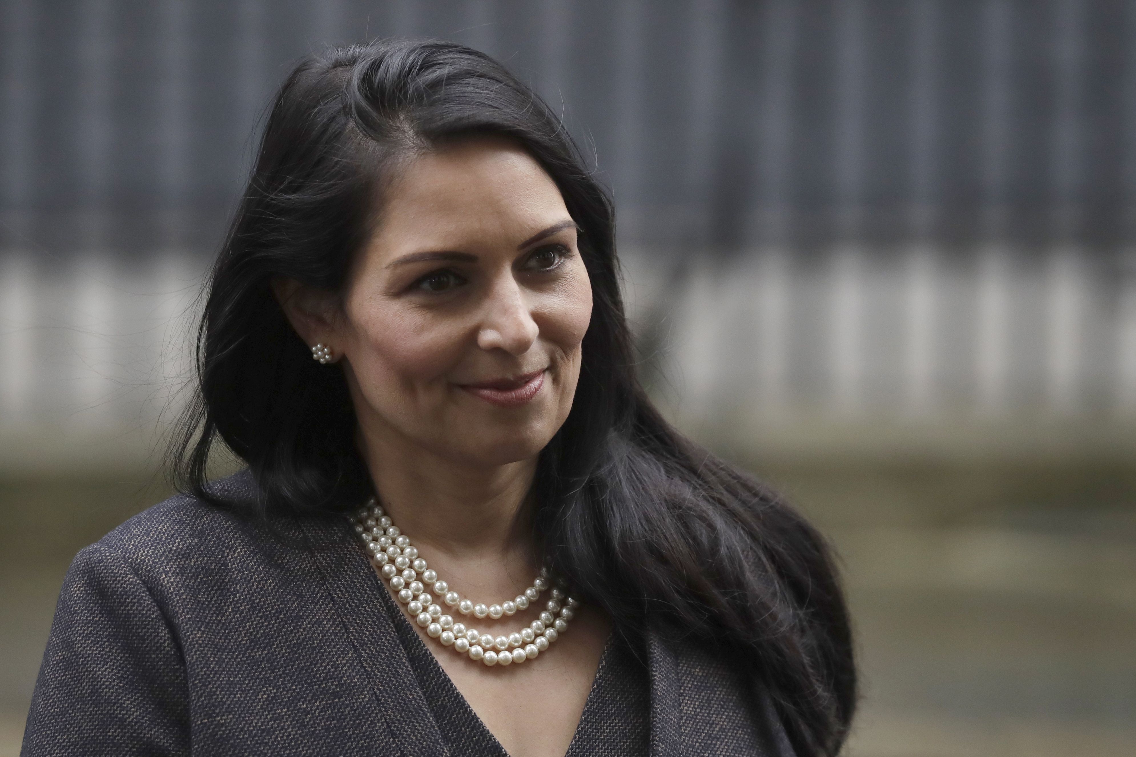 英國內政大臣巴特爾(Priti Patel)表示，近日將把第一批尋求庇護者送到盧安達。(美聯社/達志影像)