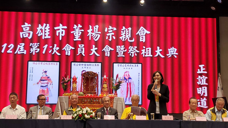 高雄市長補選，國民黨參選人李眉蓁（右3）28日出席高雄市董楊宗親會活動表示，作為楊家媳婦，感受到楊家人會照顧牽手一世人的熱情，也希望楊家宗親能夠給予楊家媳婦支持和機會。（李眉蓁競選辦公室提供）