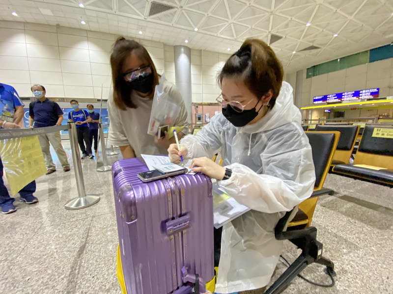台灣開放11地境外生入境，4名來台就讀的香港籍畢業生28日搭機抵台，元智大學張姓女畢業生感謝在台師生、朋友的支持與溫情喊話。(圖：中央社)