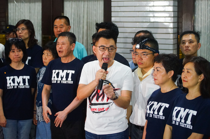 國民黨立法院黨團為反對監察院長提名人陳菊的人事案，28日破門占據立法院議場，國民黨主席江啟臣（前中）晚間現身議場外發表談話，要求總統蔡英文撤換陳菊。(圖：中央社)