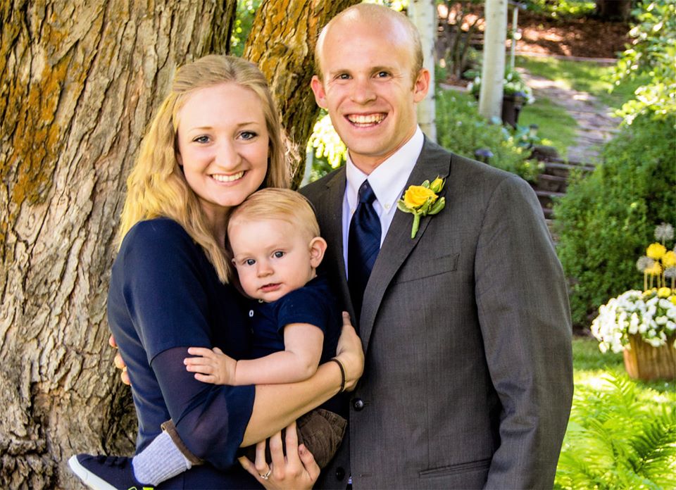 美籍人士白杰(右)獲發就業金卡，與家人開心留在台灣生活與工作。(移民署提供)