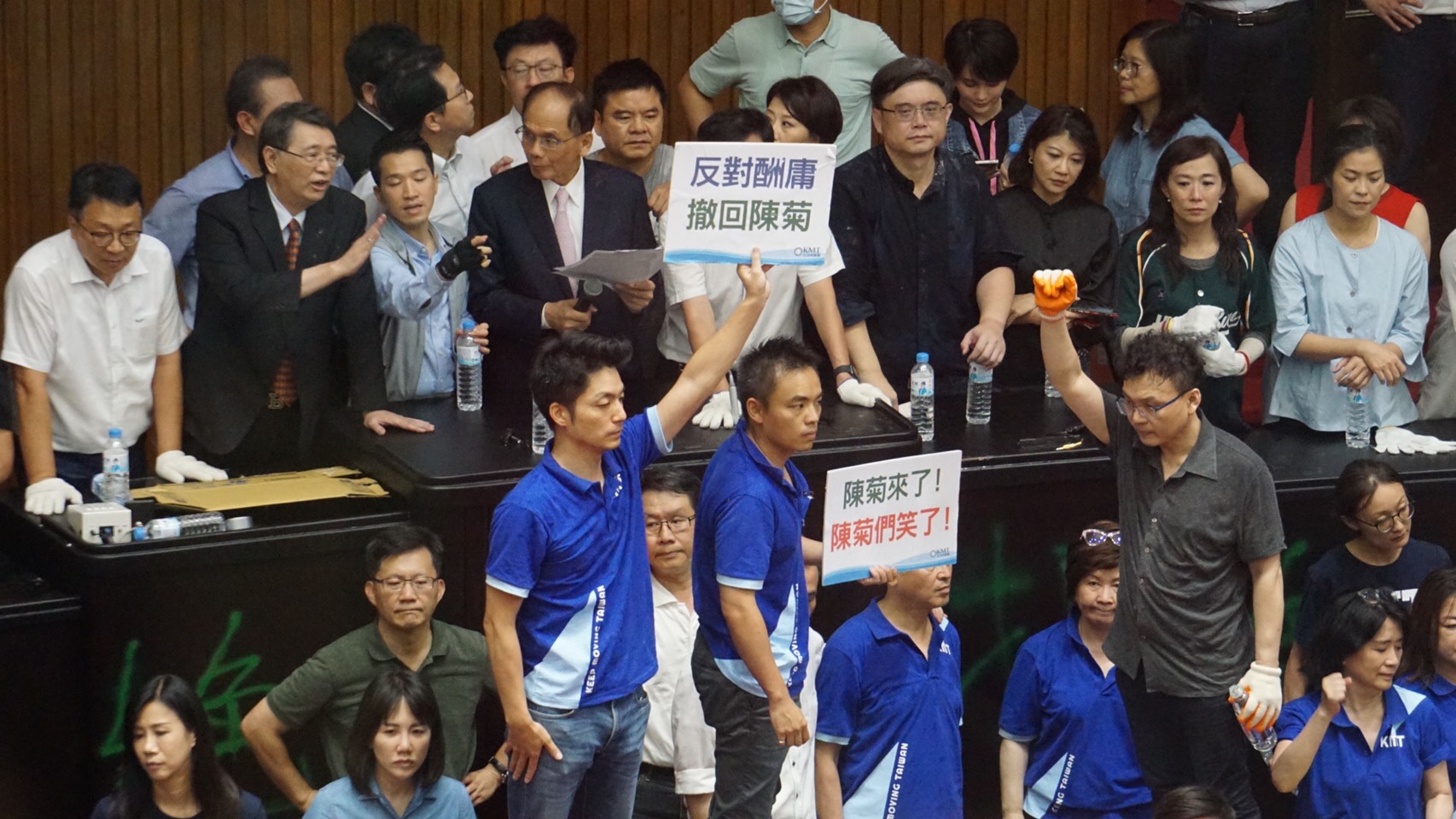 占據議場的國民黨立院黨團最終不敵民進黨團人數優勢，遭到強勢排除，近20個小時的抗爭行動宣告落幕，臨時會於下午順利登場。（劉玉秋 攝）