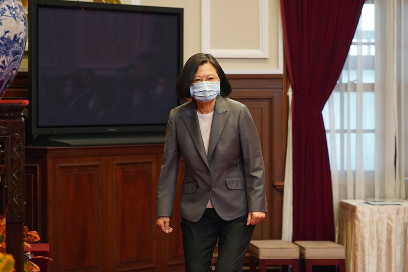 內閣改組消息甚囂塵上，蔡英文總統(圖)15日再次表態力挺行政院長蘇貞昌，並說「衝衝衝，院長加油」。(圖：中央社)